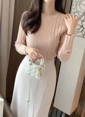 [ 미사용 새상품 ] 디홀릭 멀티 리브 라운드 니트 긴팔 니트 스웨터