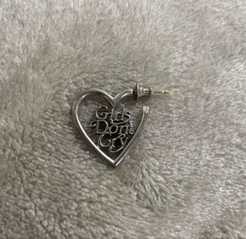 Girls don't cry CAREERING 귀걸이