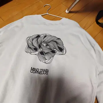 MIND TRAIN CORNELIUS 화이트 맨투맨