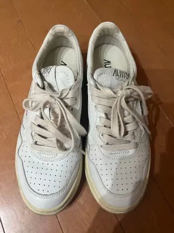 AUTRY 화이트 스니커즈