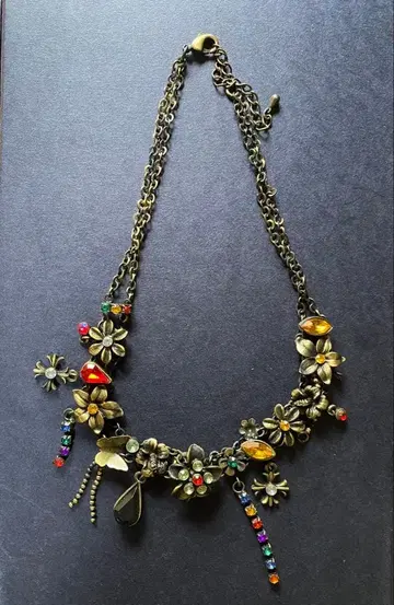 빈티지풍 꽃과 보석의 목걸이