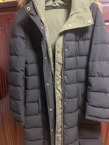 퍼 달린 블랙 다운 자켓