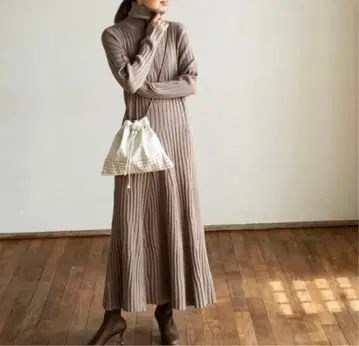 NOBLE 노블 탄력 섀도우 보더 니트 플레어 원피스 모카