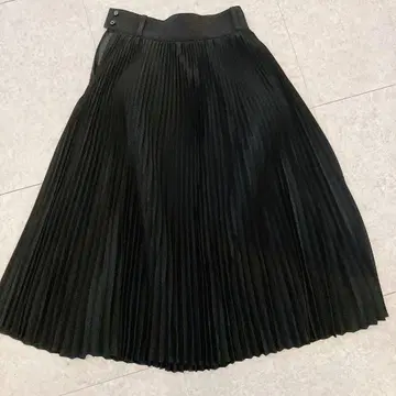 HYKE 블랙 플리츠 스커트 사이즈 1