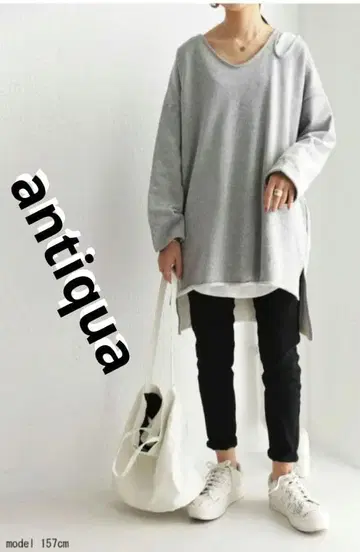 독특한 antiqua 맨투맨 소재 숄더 슬릿 상의 오버 사이즈