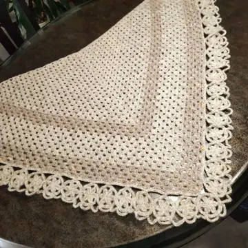 [핸드메이드] 꽃 모티브 부착 삼각형 숄 스톨 베이지 담요