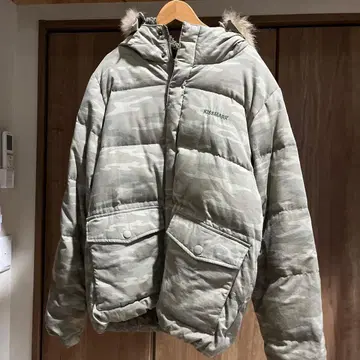 kissmark 카모 패턴 후드 부착 다운 자켓