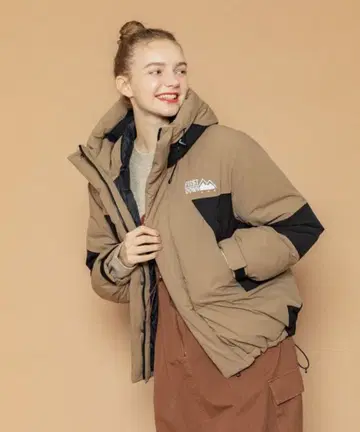 FIRST DOWN FREAK'S STORE 별주 패널 숏 다운