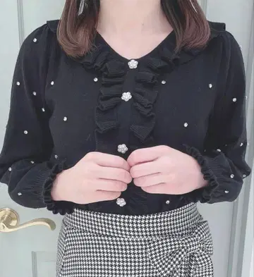 evelyn/비쥬 부착 프릴 니트/블랙/귀여운 F