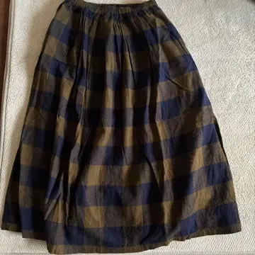 네이비와 카키 체크 플레어 스커트