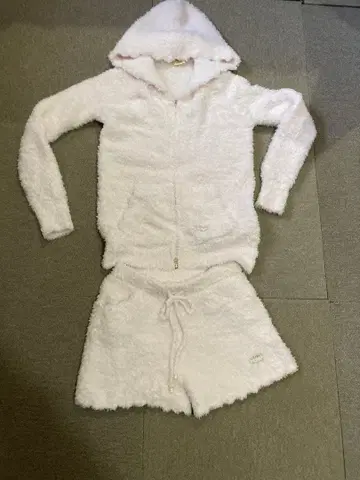 화이트 플리스 후드 부착 룸웨어 세트 F