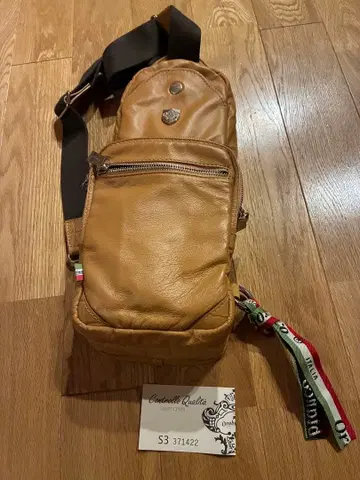 [ 오로비안코 ] 베이지 가죽 바디백