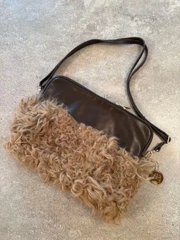 유니크한 인조 모피 숄더백