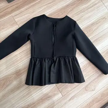 고베 레터스 블랙 프릴 자켓