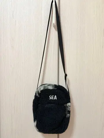WIND AND SEA 숄더백 복슬복슬