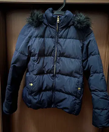 GU 퍼 달린 네이비 다운 자켓