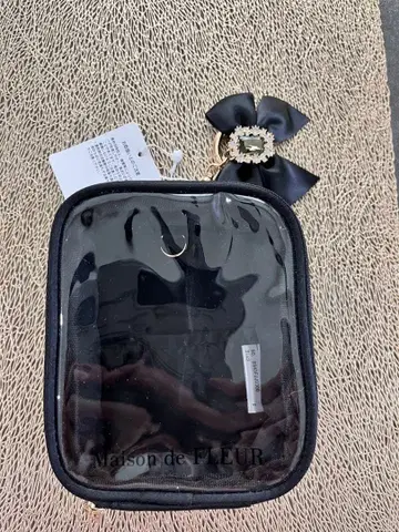 Maison de FLEUR 비쥬 리본 참 포함 클리어 파우치 블랙