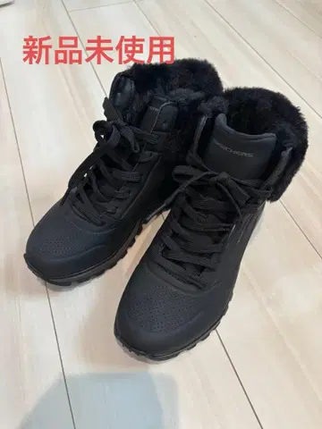 SKECHERS 퍼 장식 블랙 하이컷 부츠