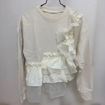 KBF 프릴 디자인 트레이닝복 크림