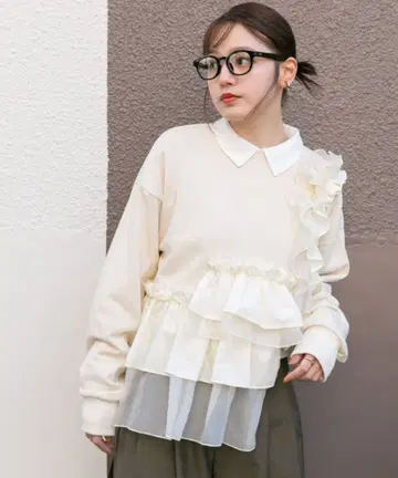 KBF 프릴 디자인 트레이닝복 크림