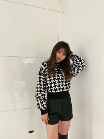 ENVYM 숏 폴로 니트