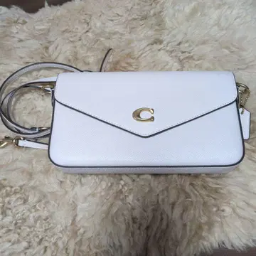 화이트 C 로고 플랩 숄더백