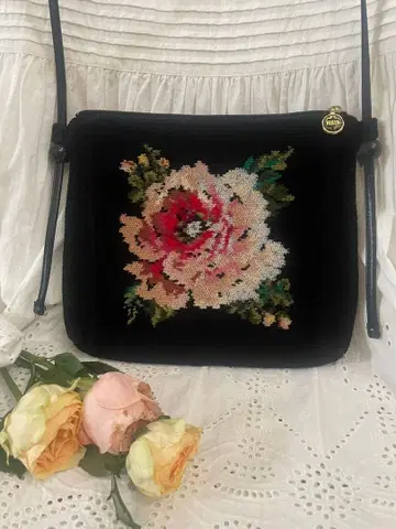 새상품급 FEILER 페이러 숄더백 클래식 로즈 패턴 블랙