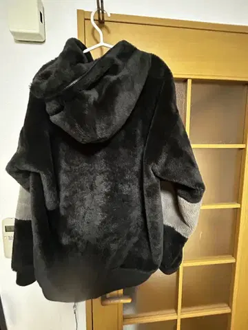 후드 부착 보아 자켓 블랙과 그레이