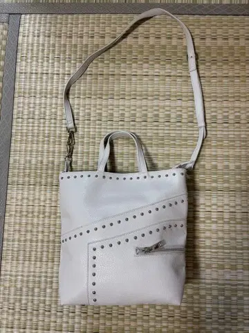 스터드 장식 화이트 숄더백