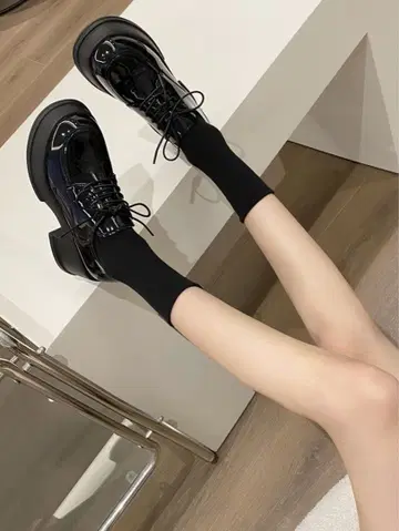 블랙 에나멜 레이스업 슈즈