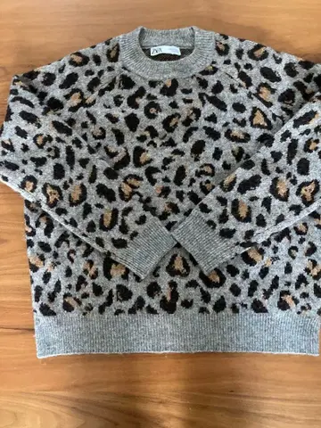 새상품급 ZARA 애니멀 무늬 긴팔 니트 스웨터 그레이 계열