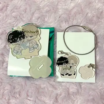 밑면 넓은 콜라보 카페 아크릴 스탠드 와이어 참 어긋난 키스