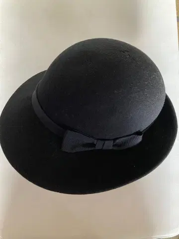 블랙 볼러 햇 보타이 포함