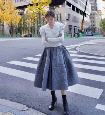 hyeon 헤 그레이 플레어 자카드 스커트