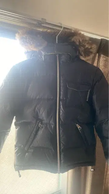 퍼 달린 반질반질 다운 130