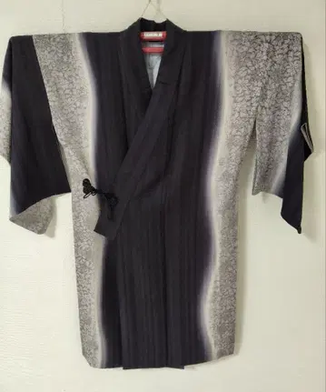 블랙과 그레이 흐림 패턴 도중착