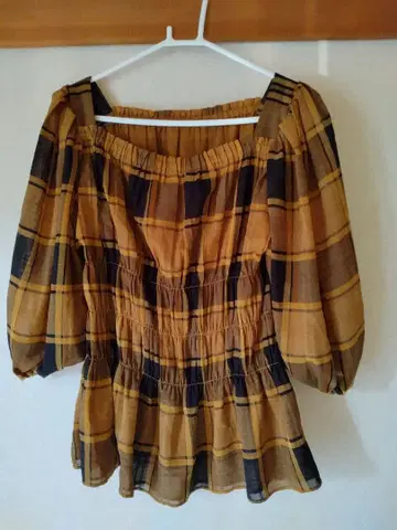 Mila Owen 머스타드 체크 오프숄더 셔츠