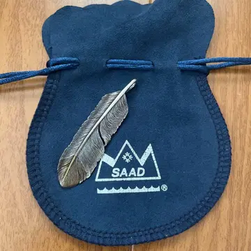 SAAD 플레인 페더 왼쪽 펜던트 탑