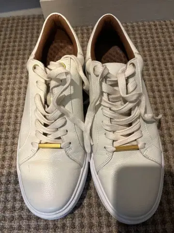 AOURE DEVICE1 화이트 가죽 로우컷 스니커즈