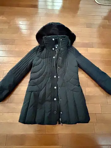 아르마니진스 다운 코트 44 사이즈 컨디션 최상입니다
