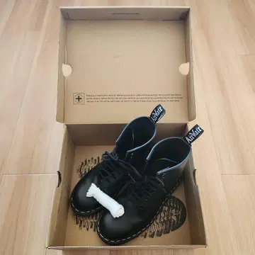 닥터마틴 Dr. Martens 1460 화이트 스티치 8홀 부츠