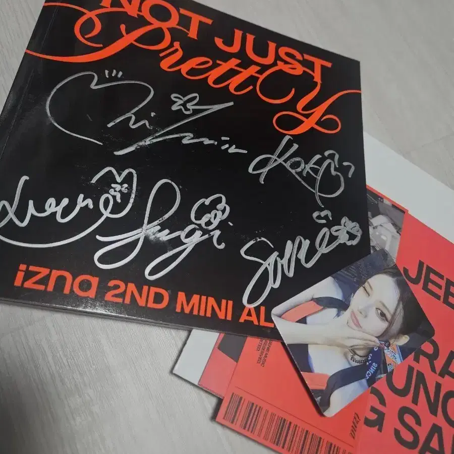 izna 2nd album Pretty signed message non-sale photocard album