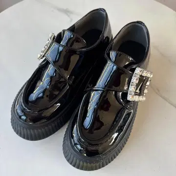 에나멜 로퍼 신발