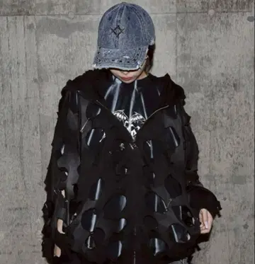 완판템 재판매 없음 [REFLEM] 안료 가공 데미지 지퍼 후드티 블랙