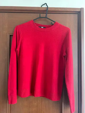 유니클로 레드 긴팔 니트 스웨터