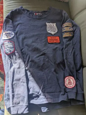 V.A.N. 패치 부착 네이비 롱 슬리브 티셔츠