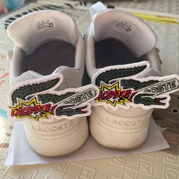 LACOSTE 화이트 스니커즈 와펜 부착 28cm