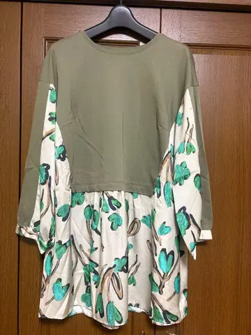 미착용 올리브 그린 꽃무늬 긴팔 튜닉 13호