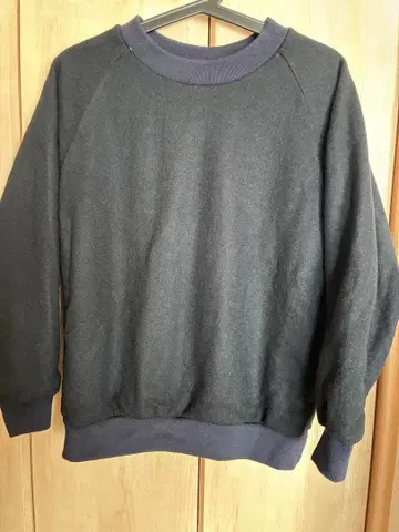 쁘띠 로브 느와르 속기모 네이비 맨투맨