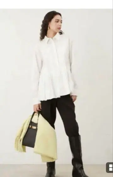 [ Mila Owen ] 프릴 장식 블랙 셔츠